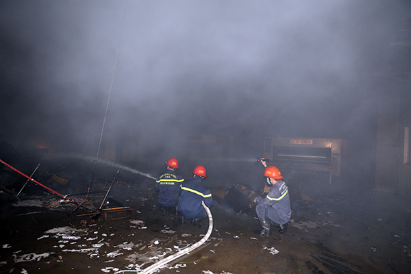  Cháy lớn tại Công ty Bao bì Fushan, thiệt hại ước tính hàng chục tỷ đồng  - Ảnh 4.