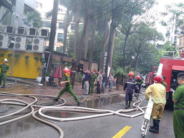 Hà Nội: Cháy lớn tại quán lẩu nổi tiếng trên phố Dịch Vọng Hậu, cột khói bốc cao hàng chục mét - Ảnh 4.
