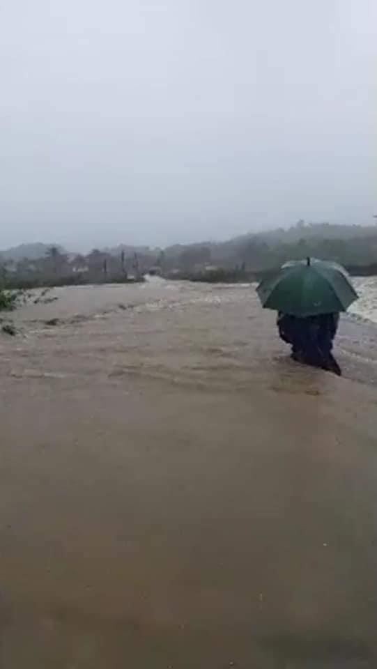 Mưa to không ngớt, người dân Nghệ An trắng đêm dọn đồ chạy lũ - Ảnh 8.