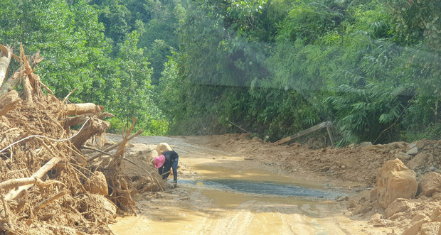 Trà Leng mưa lớn, đường vào sạt lở trở lại - Ảnh 2.