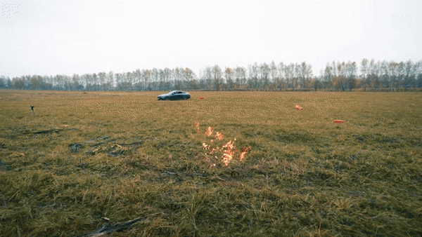 YouTuber người Nga tẩm xăng đốt xe Mercedes thu hút hơn chục triệu lượt xem, lý do khiến ai nghe cũng phải bối rối - Ảnh 4.