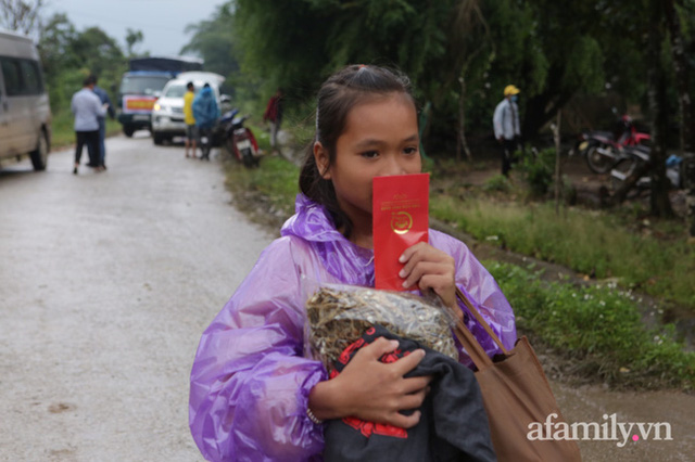  Đoàn cứu trợ đầu tiên băng sạt lở tiếp cận bà con Vân Kiều ở Quảng Nam: Ấm tình người nơi biên ải  - Ảnh 9.