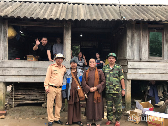  Đoàn cứu trợ đầu tiên băng sạt lở tiếp cận bà con Vân Kiều ở Quảng Nam: Ấm tình người nơi biên ải  - Ảnh 10.