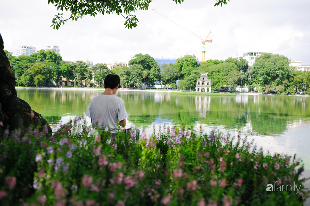  Hồ Gươm thay áo mới, người Hà Nội rủ nhau đi dạo trên vỉa hè lát đá đẹp như công viên ở trời Âu, tận hưởng tiết trời thanh mát đầu đông  - Ảnh 2.