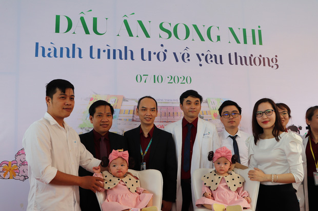 Gần 3 tháng sau ca phẫu thuật tách rời, cặp song sinh Trúc Nhi - Diệu Nhi được xuất viện, xuất hiện cực rạng rỡ và dễ thương - Ảnh 13.