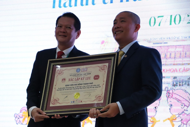Gần 3 tháng sau ca phẫu thuật tách rời, cặp song sinh Trúc Nhi - Diệu Nhi được xuất viện, xuất hiện cực rạng rỡ và dễ thương - Ảnh 19. Gần 3 tháng sau ca phẫu thuật tách rời, cặp song sinh Trúc Nhi - Diệu Nhi được xuất viện, xuất hiện cực rạng rỡ và dễ thương - Ảnh 19.
