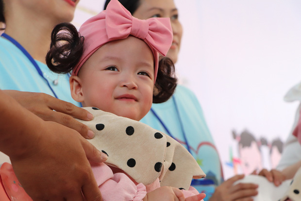 Gần 3 tháng sau ca phẫu thuật tách rời, cặp song sinh Trúc Nhi - Diệu Nhi được xuất viện, xuất hiện cực rạng rỡ và dễ thương - Ảnh 3. Gần 3 tháng sau ca phẫu thuật tách rời, cặp song sinh Trúc Nhi - Diệu Nhi được xuất viện, xuất hiện cực rạng rỡ và dễ thương - Ảnh 3.