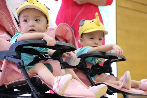 Gần 3 tháng sau ca phẫu thuật tách rời, cặp song sinh Trúc Nhi - Diệu Nhi được xuất viện, xuất hiện cực rạng rỡ và dễ thương - Ảnh 23. Gần 3 tháng sau ca phẫu thuật tách rời, cặp song sinh Trúc Nhi - Diệu Nhi được xuất viện, xuất hiện cực rạng rỡ và dễ thương - Ảnh 23.