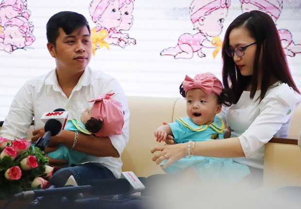 Gần 3 tháng sau ca phẫu thuật tách rời, cặp song sinh Trúc Nhi - Diệu Nhi được xuất viện, xuất hiện cực rạng rỡ và dễ thương - Ảnh 29. Gần 3 tháng sau ca phẫu thuật tách rời, cặp song sinh Trúc Nhi - Diệu Nhi được xuất viện, xuất hiện cực rạng rỡ và dễ thương - Ảnh 29.