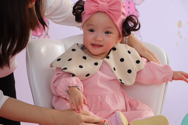Gần 3 tháng sau ca phẫu thuật tách rời, cặp song sinh Trúc Nhi - Diệu Nhi được xuất viện, xuất hiện cực rạng rỡ và dễ thương - Ảnh 4. Gần 3 tháng sau ca phẫu thuật tách rời, cặp song sinh Trúc Nhi - Diệu Nhi được xuất viện, xuất hiện cực rạng rỡ và dễ thương - Ảnh 4.