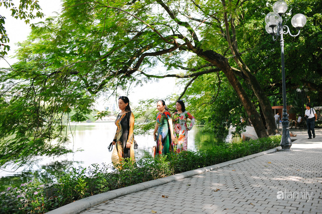  Hồ Gươm thay áo mới, người Hà Nội rủ nhau đi dạo trên vỉa hè lát đá đẹp như công viên ở trời Âu, tận hưởng tiết trời thanh mát đầu đông  - Ảnh 8.