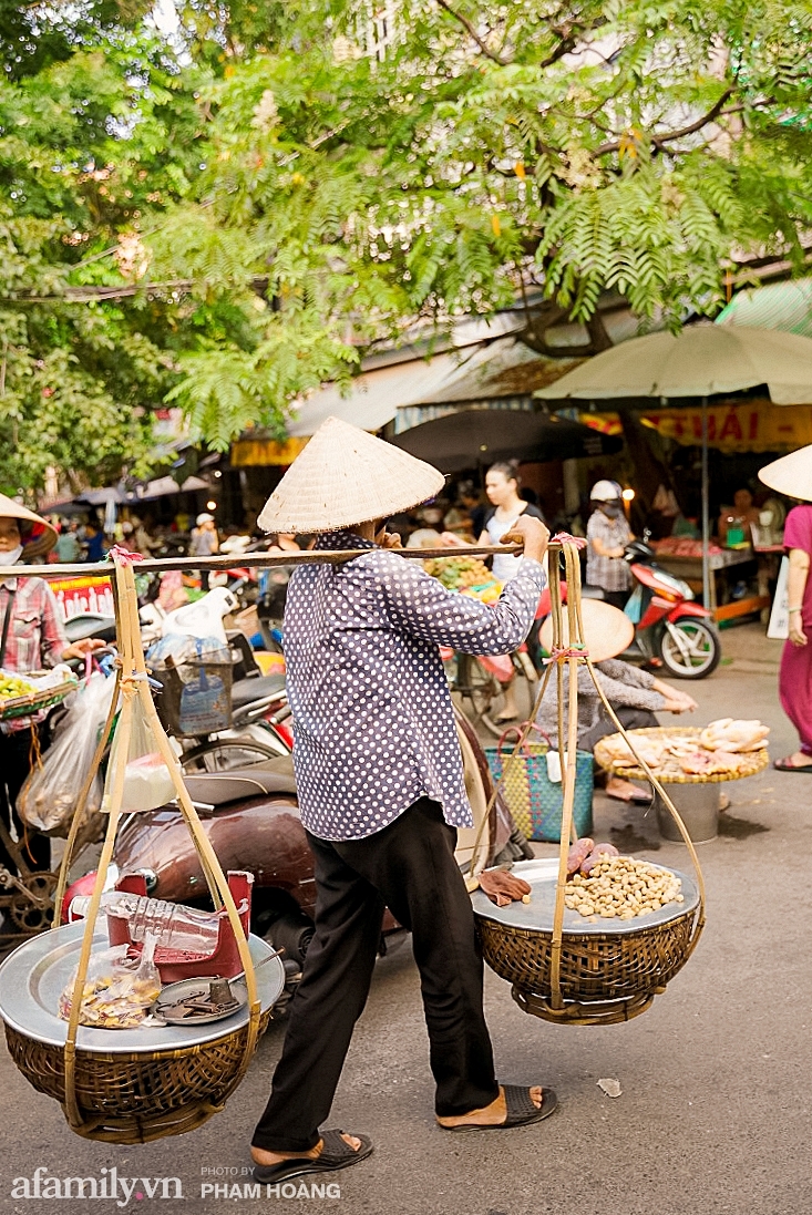 Ghé thăm ngôi chợ cổ lâu năm trong ngõ nhỏ bên hông Phố Huế sầm uất, không chỉ có nhiều hàng ăn ngon mà còn sở hữu tiệm giò chả gia truyền nổi danh 4 đời - Ảnh 20.