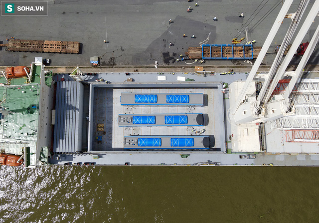  Cận cảnh tàu biển 120 mét chở 3 toa tàu metro số 1 đầu tiên cập cảng ở TP.HCM - Ảnh 8.