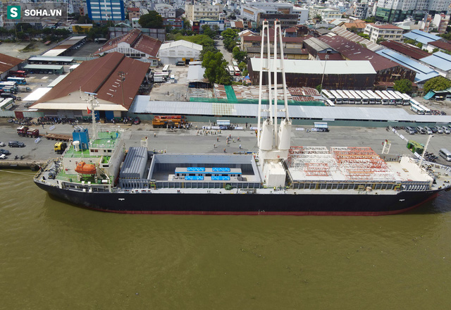  Cận cảnh tàu biển 120 mét chở 3 toa tàu metro số 1 đầu tiên cập cảng ở TP.HCM - Ảnh 9.