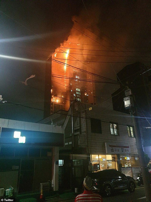  Hàn Quốc: Tòa nhà 33 tầng cháy ngùn ngụt trong đêm  - Ảnh 1.