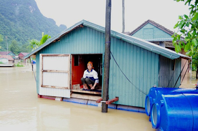  Mưa lũ dồn dập ở Quảng Bình: Hơn 12.600 nhà dân bị ngập chìm trong biển nước  - Ảnh 2.