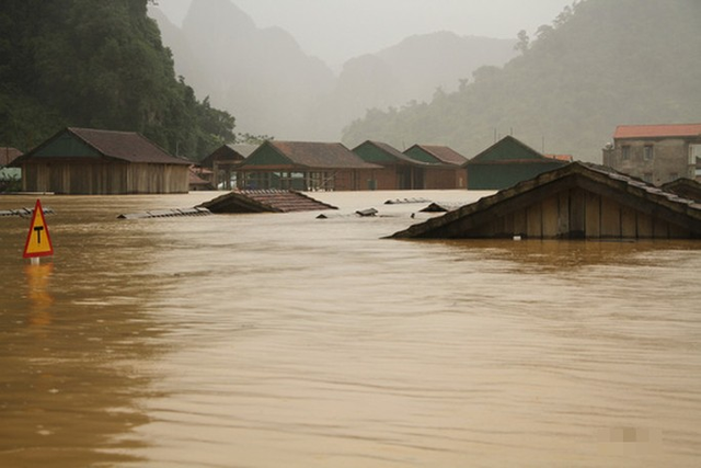  Mưa lũ dồn dập ở Quảng Bình: Hơn 12.600 nhà dân bị ngập chìm trong biển nước  - Ảnh 3.