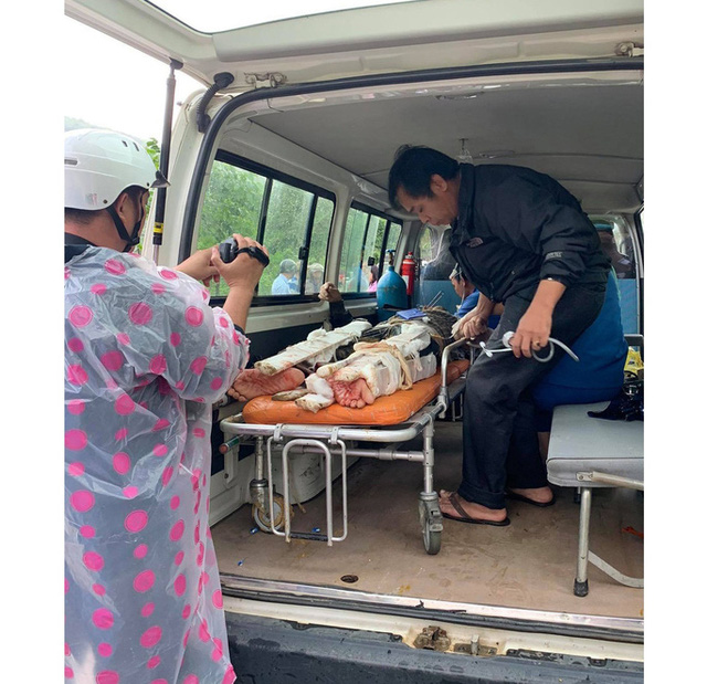 Lở núi kinh hoàng ở Quảng Nam: Cấm đường, chuyển 2 người bị thương nặng lên tuyến trên  - Ảnh 1.