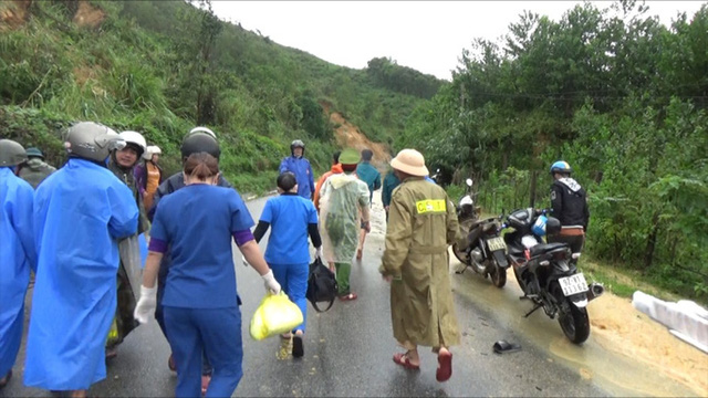 Lở núi kinh hoàng ở Quảng Nam: Cấm đường, chuyển 2 người bị thương nặng lên tuyến trên  - Ảnh 3.