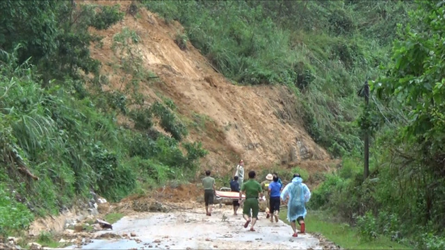 Lở núi kinh hoàng ở Quảng Nam: Cấm đường, chuyển 2 người bị thương nặng lên tuyến trên  - Ảnh 4.