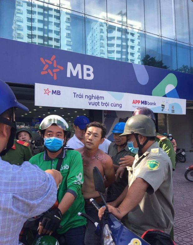 Bắt giữ người đàn ông tẩm xăng, cướp ngân hàng TPBank ở Sài Gòn - Ảnh 1.