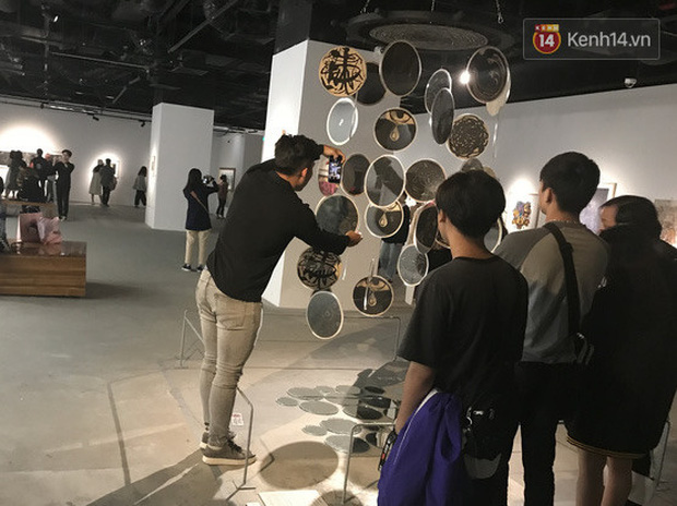 Hội sống ảo giẫm lên cả thông tin tác phẩm tại triển lãm ở Hà Nội, chê ít background đẹp và ở tầm 30 phút là chán - Ảnh 7.