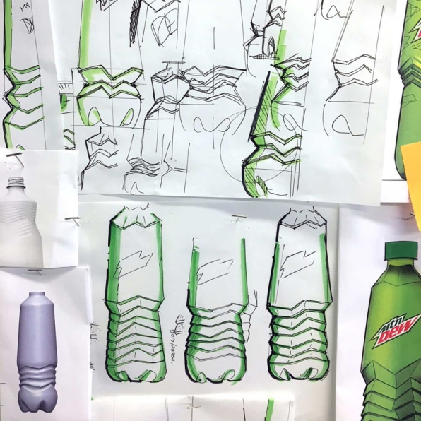 Tại sao sau 30 năm, PepsiCo quyết định thay đổi thiết kế của những chai nước giải khát 2 lít? - Ảnh 2.