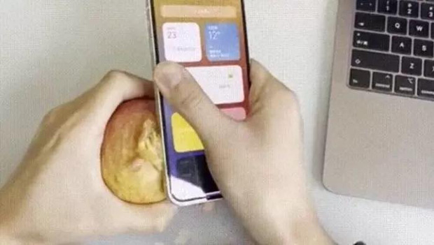 Khi muốn ăn táo mà không có dao, bạn có thể gọt vỏ bằng... iPhone 12 - Ảnh 2.