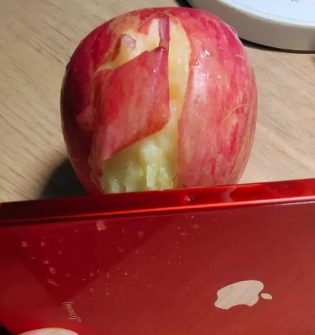Khi muốn ăn táo mà không có dao, bạn có thể gọt vỏ bằng... iPhone 12 - Ảnh 3.