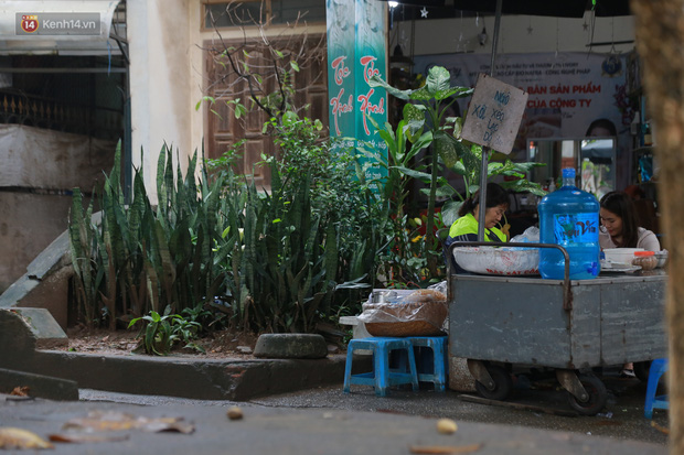Cận cảnh nghĩa địa trong phố Hà Nội: Nơi người dân vẫn vô tư ăn uống, vui chơi bên cạnh mộ người chết - Ảnh 9.
