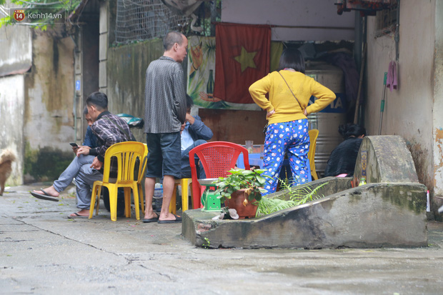 Cận cảnh nghĩa địa trong phố Hà Nội: Nơi người dân vẫn vô tư ăn uống, vui chơi bên cạnh mộ người chết - Ảnh 10.