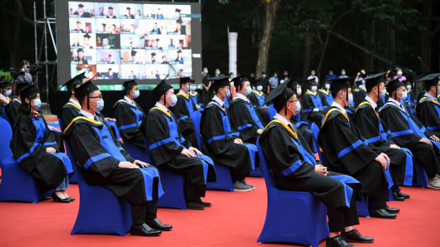 Bằng đại học xếp xó, cử nhân Trung Quốc chật vật tìm việc vì COVID-19 - Ảnh 2.