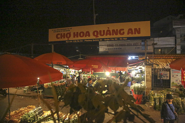  Chợ hoa lớn nhất Hà Nội nhộn nhịp trong dịp Ngày Nhà giáo Việt Nam  - Ảnh 1.