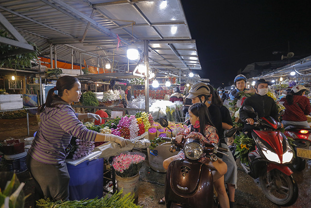  Chợ hoa lớn nhất Hà Nội nhộn nhịp trong dịp Ngày Nhà giáo Việt Nam  - Ảnh 2.