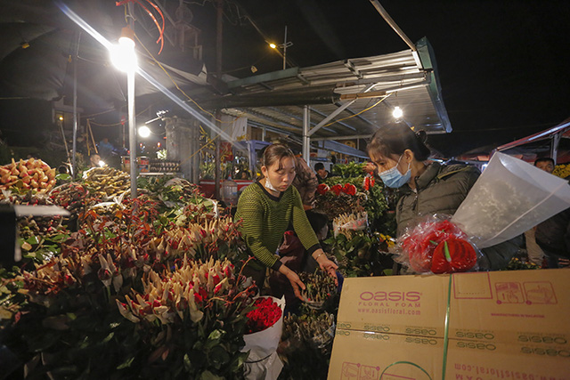  Chợ hoa lớn nhất Hà Nội nhộn nhịp trong dịp Ngày Nhà giáo Việt Nam  - Ảnh 3.