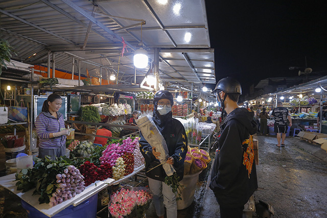  Chợ hoa lớn nhất Hà Nội nhộn nhịp trong dịp Ngày Nhà giáo Việt Nam  - Ảnh 5.