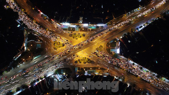  Cầu vượt trăm tỷ và những nút giao thông nhiều tầng Hà Nội nhìn về đêm  - Ảnh 6.