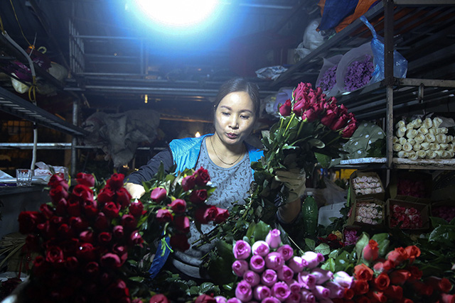  Chợ hoa lớn nhất Hà Nội nhộn nhịp trong dịp Ngày Nhà giáo Việt Nam  - Ảnh 6.