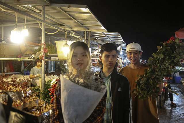  Chợ hoa lớn nhất Hà Nội nhộn nhịp trong dịp Ngày Nhà giáo Việt Nam  - Ảnh 7.