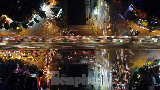  Cầu vượt trăm tỷ và những nút giao thông nhiều tầng Hà Nội nhìn về đêm  - Ảnh 8.