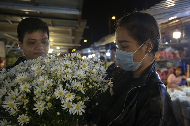  Chợ hoa lớn nhất Hà Nội nhộn nhịp trong dịp Ngày Nhà giáo Việt Nam  - Ảnh 8.