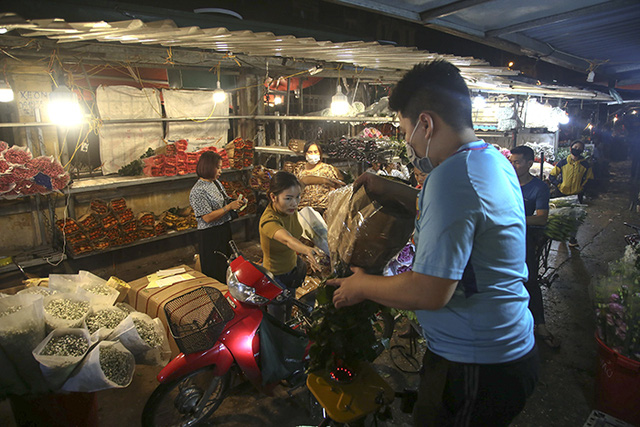  Chợ hoa lớn nhất Hà Nội nhộn nhịp trong dịp Ngày Nhà giáo Việt Nam  - Ảnh 9.