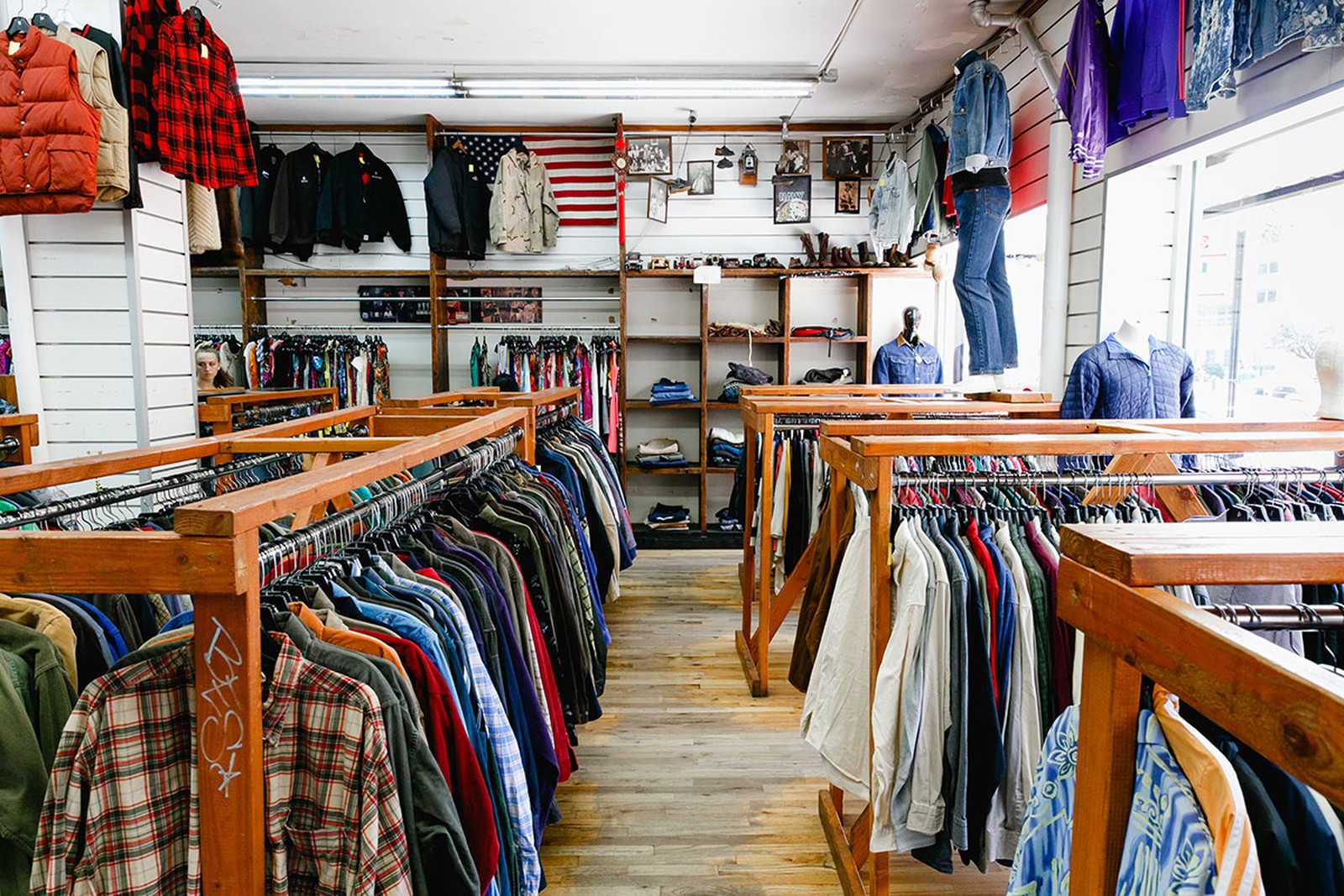1 item shop. Shop in shop одежда. Фон для магазина одежды. Shopping in the USA одежда. Маркетплейс одежды.