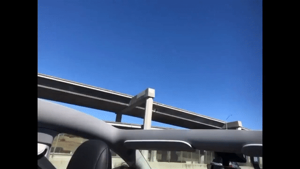 Nóc xe điện Tesla lại bay như diều trên cao tốc Trung Quốc - Ảnh 2.