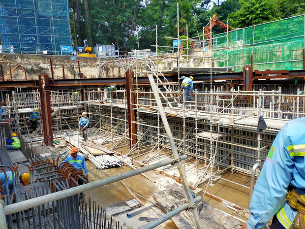 Cận cảnh 800 công nhân đang làm việc xuyên ngày đêm để sớm hoàn thành nhà ga ngầm lớn nhất tuyến metro Sài Gòn - Ảnh 1.