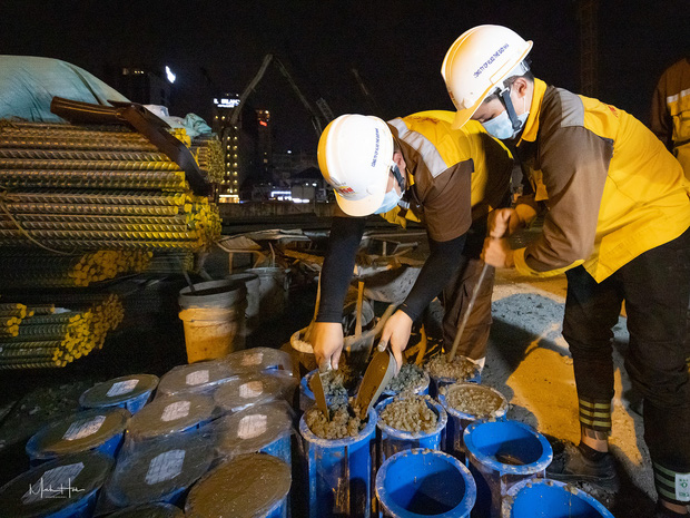 Cận cảnh 800 công nhân đang làm việc xuyên ngày đêm để sớm hoàn thành nhà ga ngầm lớn nhất tuyến metro Sài Gòn - Ảnh 7.