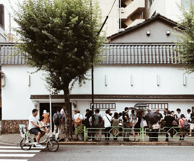 Chỉ bán cơm trứng nhưng nhà hàng Nhật này đã tồn tại suốt 250 năm, khách xếp hàng 4 tiếng cũng chưa chắc mua được - Ảnh 1.