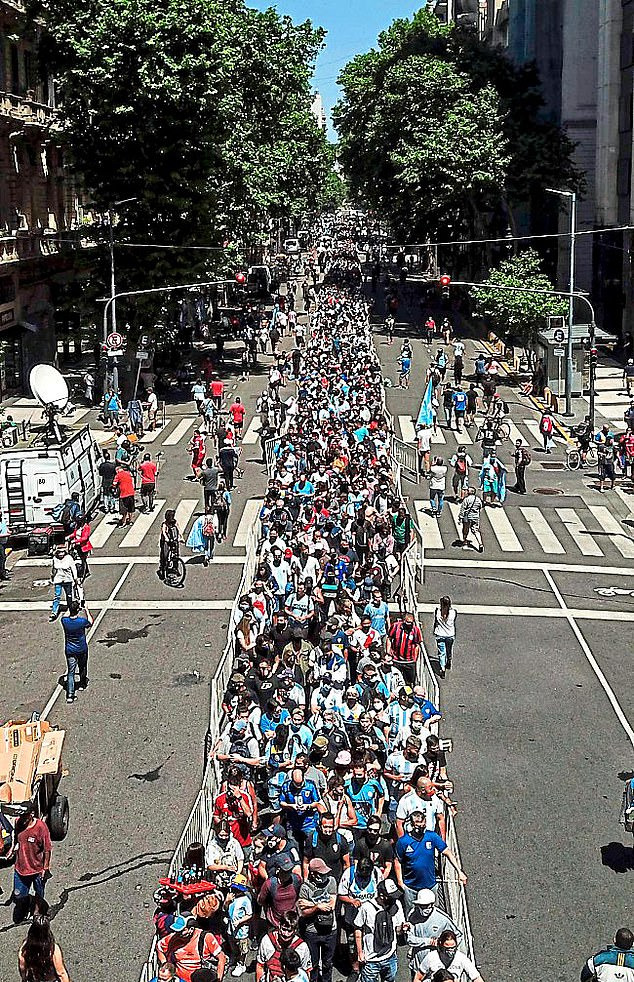  Argentina tổ chức quốc tang Maradona: Dòng người đến viếng kéo dài bất tận, bạo động đã xảy ra - Ảnh 4.