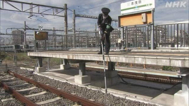 Nhà ga Nhật kêu cứu vì hành khách đánh rơi quá nhiều tai AirPods xuống đường ray, ngày nào nhân viên cũng nhặt được cả lố - Ảnh 3.