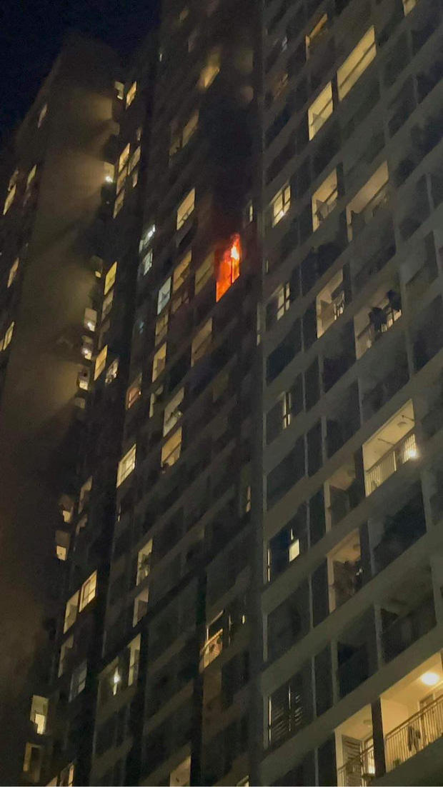 Hà Nội: Cháy ban công căn hộ tầng 19 chung cư trong đêm, nghi xuất phát từ cục nóng điều hoà  - Ảnh 1.